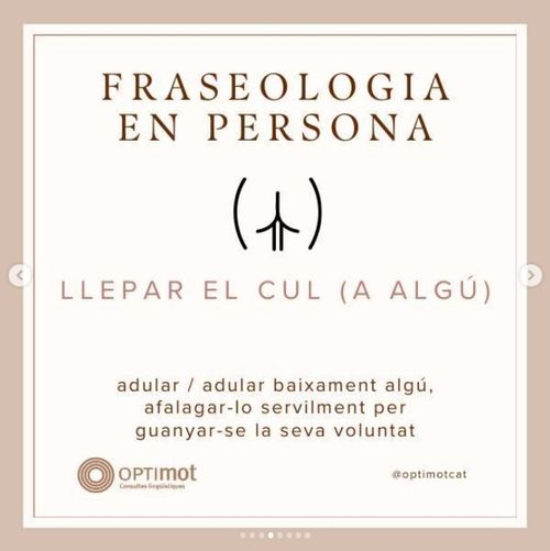 Besar-li (o llepar-li) el cul