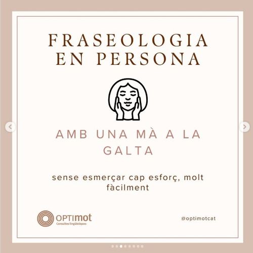 Amb una mà a la galta