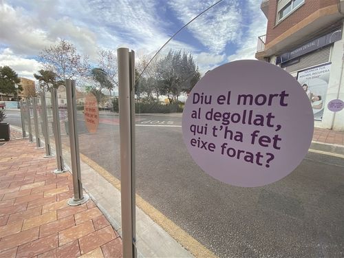 Diu el mort al degollat: —Qui t'ha fet eixe forat?