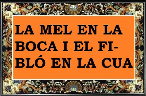 Com l'abella que porta la mel a la boca, i el fibló al darrere