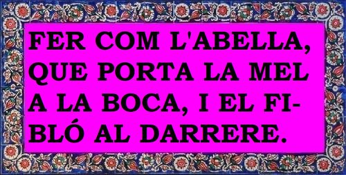 Com l'abella que porta la mel a la boca, i el fibló al darrere