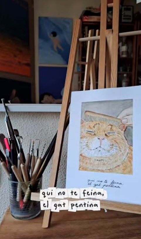 Qui no té feina el gat pentina
